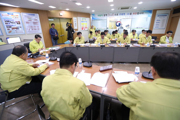 김재수 농림축산식품부 장관이 지난달 18일 오후, 정부세종청사 농림축산식품부 상황실에서 AI 가축방역본부 상황회의 및 가축방역심의를 열고 방역상황을 점검하고 있다. AI 발생 이틀이 지나서야 대책본부가 꾸려진 것이다.