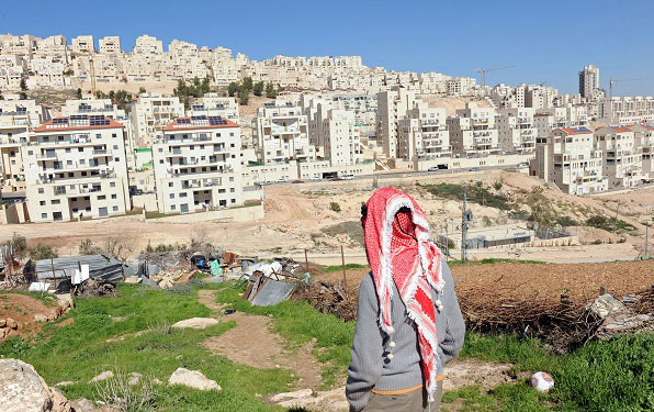 유대인 정착촌을 바라보는 팔레스타인 청년