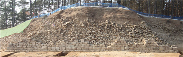 나성 4차발굴조사에서 확인된 ‘치’ 전경. 성벽을 이중으로 쌓아 적이 접근하는 것을 막는 시설로, 길이 22.4m, 너비 5.1m, 높이 7m의 삼국시대 최대 규모다.