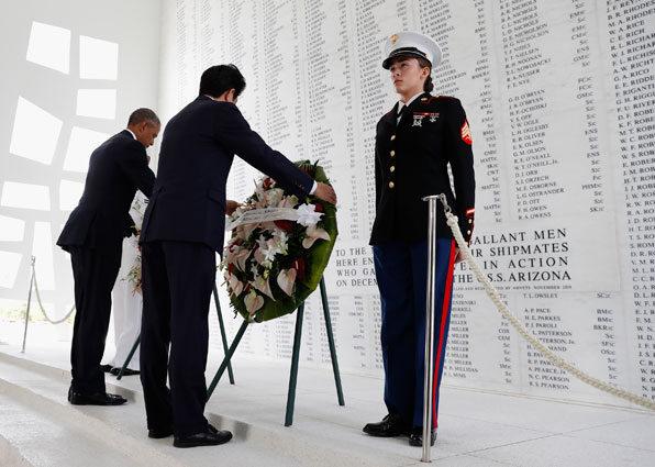 미국 하와이주 진주만을 방문한 아베 신조 일본 총리가 버락 오바마 미국 대통령과 함께 애리조나기념관을 찾아 헌화하고 있다. (사진=AP)