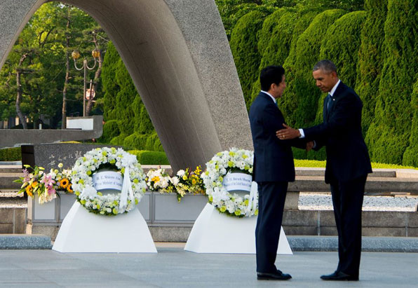 지난 5월 일본 히로시마 추모공원을 방문한 버락 오바마 대통령이 추모 기념탑 앞에서 아베 일본 총리와 악수를 하고 있다. (사진=AP)