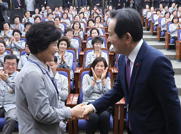 근로자 대표에게 국회 직원 신분증을 전달한 뒤 악수하는 정세균 국회의장