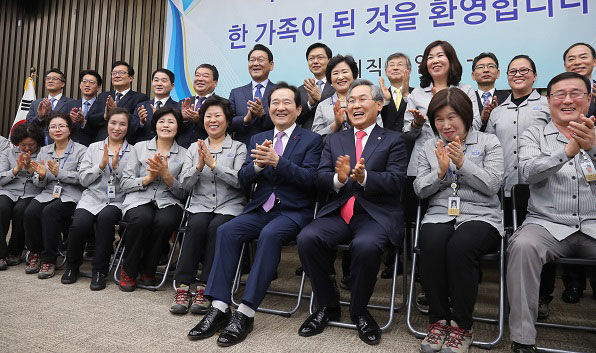 정세균 국회의장과 우윤근 사무총장 등과 함께 기념촬영을 하는 근로자들