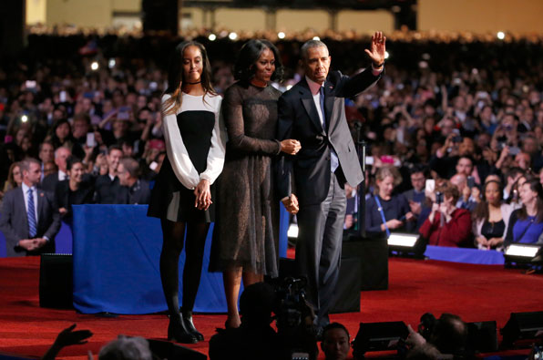 오바마 대통령 부부와 딸 마리아가 고별 연설에서 손을 흔들며 인사를 하고 있다. (사진=AP) 