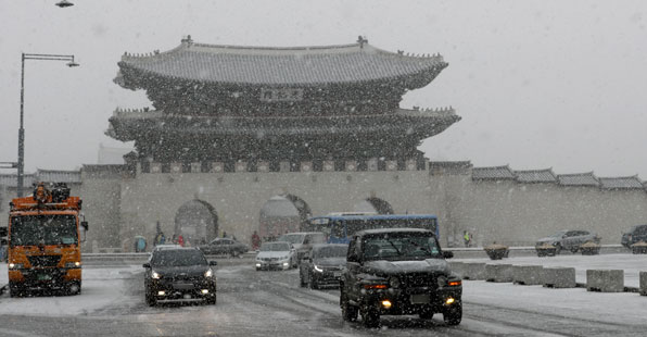1월 13일 전국적 강추위 속에 오전 서울 광화문 일대에 눈이 내리고 있다.