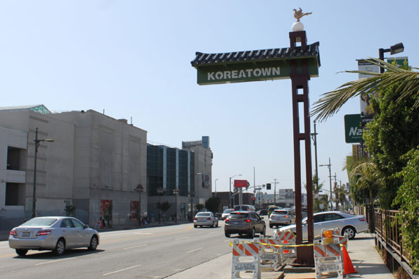 로스앤젤레스 도로국은 지난 2011년 미국에서 가장 많은 한인이 거주하는 로스앤젤레스 도심에 ‘코리아타운(KOREATOWN)’이라는 표지를 단, 기와 대문을 세웠다. 