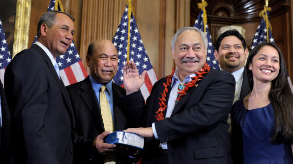 에니 팔레오마베가 전 미국 하원의원(오른쪽에서 세번째)이 2011년 1월 미국 의회에서 선서를 하는 모습