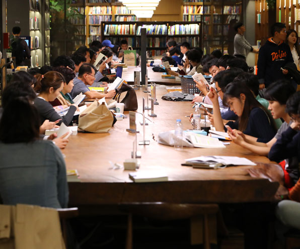 서울의 한 대형 서점에서 퇴근한 직장인들이 책을 읽고 있다.