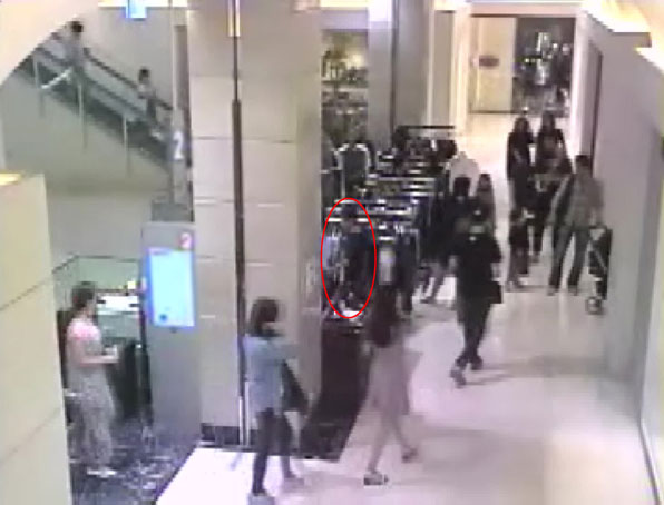 서울의 한 백화점에서 가방을 훔치고 있는 신 씨 (화면제공 : 서울 서초경찰서)