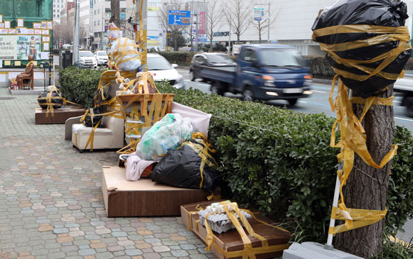 4일 부산 동구 일본영사관 앞 소녀상 인근이 소녀상 이전을 주장하는 남성이 갖다놓은 쓰레기로 어지럽다.
