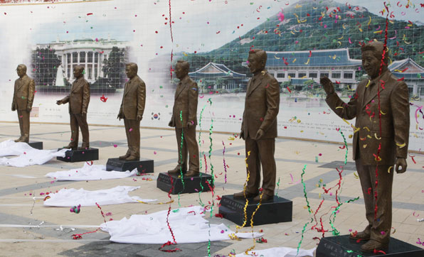 청남대에 설치된 전직 대통령 동상