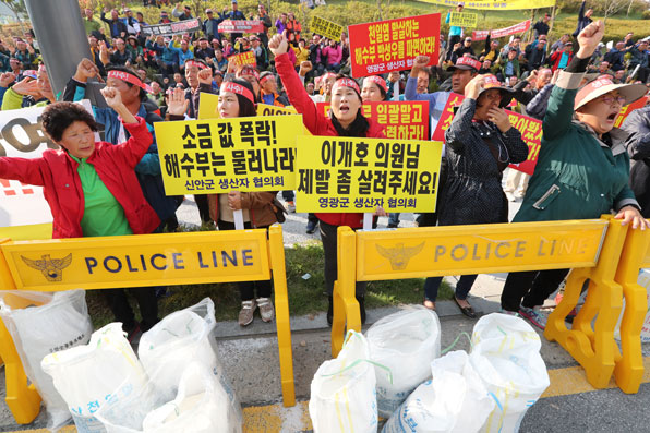 지난해 10월 대한염업조합원들이 정부세종청사 해양수산부 앞에서 소금산업 안정화 대책 촉구 집회를 열고 있다. 이들은 “정부가 추진한 시설개선사업을 위해 빚을 냈는데 수입 천일염 증가와 소비감소 등으로 판매가 되지 않는다”며 “빚을 내 세금을 내고 있는 실정”이라고 주장했다.