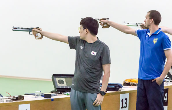 2017 삼순 데플림픽 대회 6일 차인 23일 사격 남자 10m 공기권총에서 우승한 김태영이 경기를 펼치고 있다.