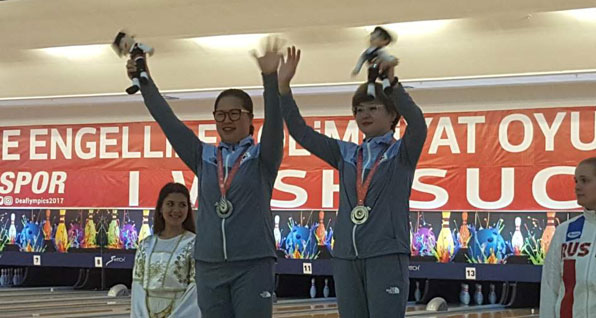 2017 삼순 데플림픽 대회 6일 차인 23일 볼링 여자 2인조에서 은메달을 획득한 김태순(왼쪽), 김지은이 시상식에 참석하고 있다.