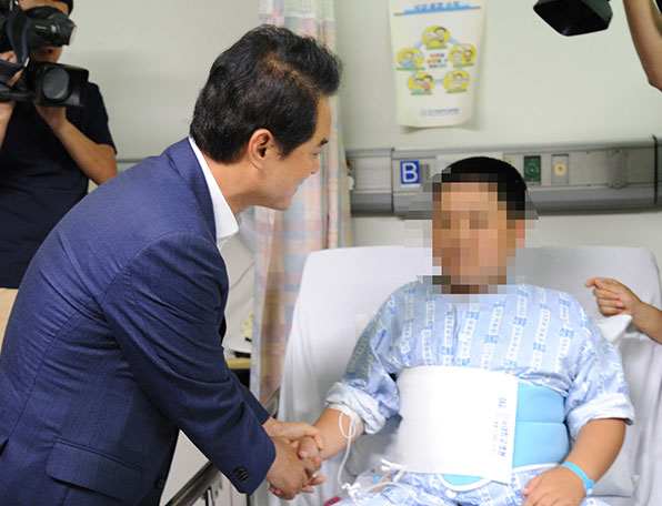 류영진 식약처장이 천안 단국대병원을 방문해 일명 ‘용가리 과자’ 섭취 사고 피해자를 위로하고 있다.