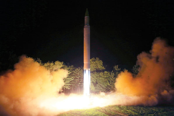 북한의 대륙간탄도미사일(ICBM)급 화성-14형이 지난달 28일 발사되고 있다.