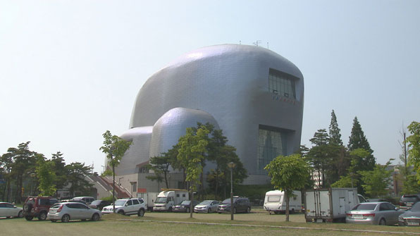 남동문화원은 2014년 12월 장석현 현 구청장의 제안에 따란 고잔동에서 지금의 남동소래아트홀로 2년간 무상사용 허가를 받아 입주했다.