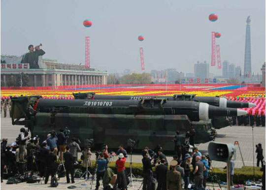 4월 15일 열병식 중 ICBM 급 미사일 3종 세트 공개