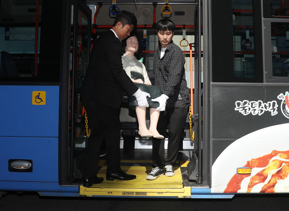 세계 위안부의 날을 맞아 동아운수 151번 버스에 태워졌던 ‘평화의 소녀상’이 2일 오전 종로구 옛 일본대사관 앞으로 옮겨지고 있다.
