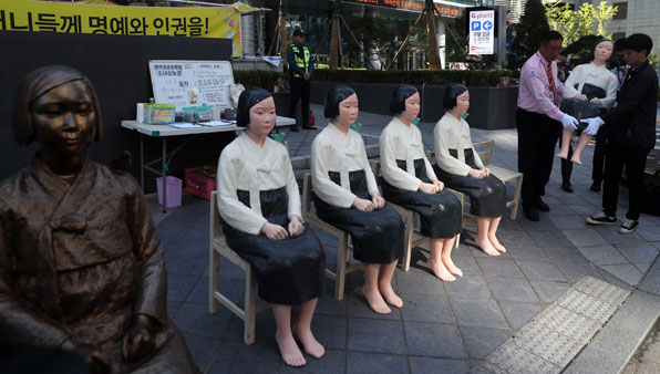 ‘평화의 소녀상’들이 귀향길에 오르기 전 서울 종로구 옛 주한일본대사관을 찾아 일본정부의 위안부 문제 사죄를 촉구하고 있다. 