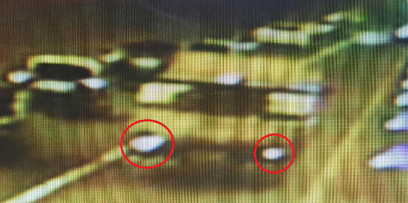  8명의 사상자를 낸 ‘창원터널 트럭 폭발’이 발생한 지난 2일 경남 창원시 창원터널 내부 CCTV에 찍힌 폭발 트럭의 차체 밑에서 불꽃으로 추정되는 불빛이 나고 있다. (사진제공: 창원중부경찰서)