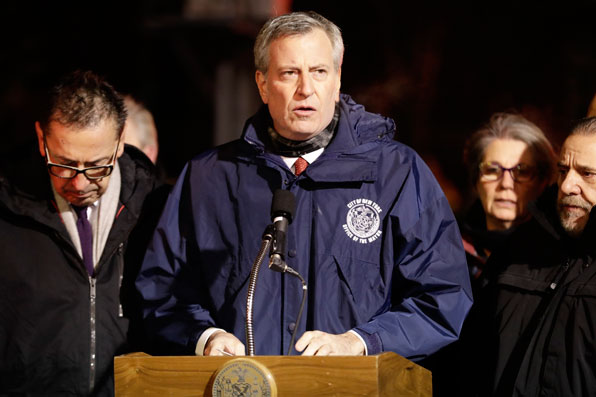 뉴욕시 시장 빌 드 블라시오가 소방관들이 건물 화재에 대응한 후 기자회견하는 모습.