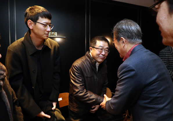 故 박종철 열사의 형 박종부 씨(오른쪽)와 인사 나누는 문재인 대통령.