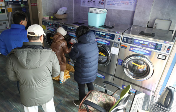 역대급 한파가 연일 계속되면서 세탁기 동파사고 등으로 인해 코인 빨래방을 찾는 시민들이 늘고 있다. 28일 서울의 한 코인 빨래방에서 시민들이 빨래를 돌리고 있다.
