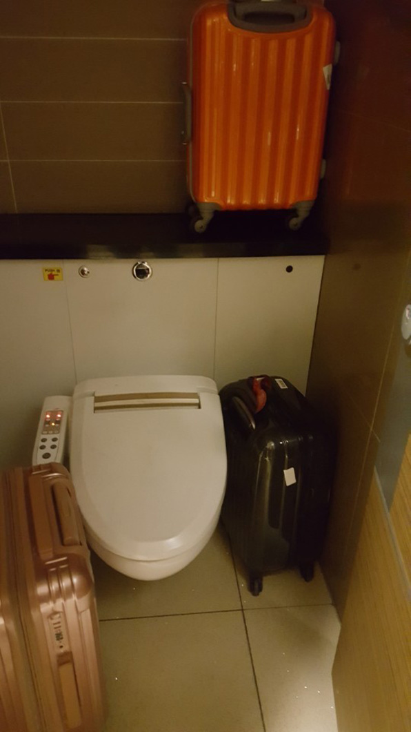 제주공항 3층 출발대합실 여자화장실에서 발견된 여행용 가방. 밤 사이 제주공항은 폭발물로 의심되는 이 여행용 가방 때문에 상주 직원들이 대피하는 등 소동이 벌어졌다. (사진제공 : 제주지방경찰청)