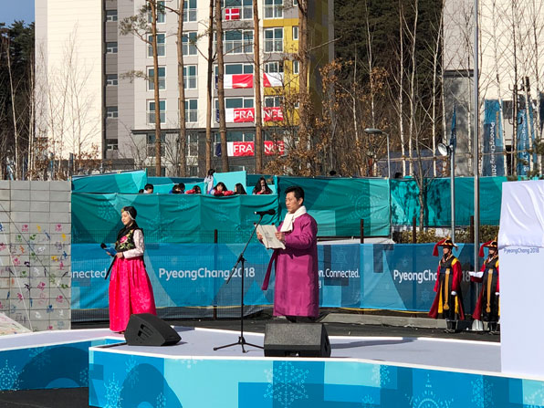김지민 아나운서(왼쪽)가 입촌식 행사를 진행하는 모습이다.