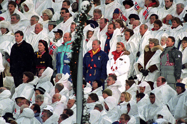 1994년 릴리함메르 올림픽 개막식 관중. 사마란치 당시 IOC 위원장(가운데 푸른 코트·노란 목도리 차림 남성)도 야외에서 추위를 견뎌야 했다. [사진 출처:게티이미지]