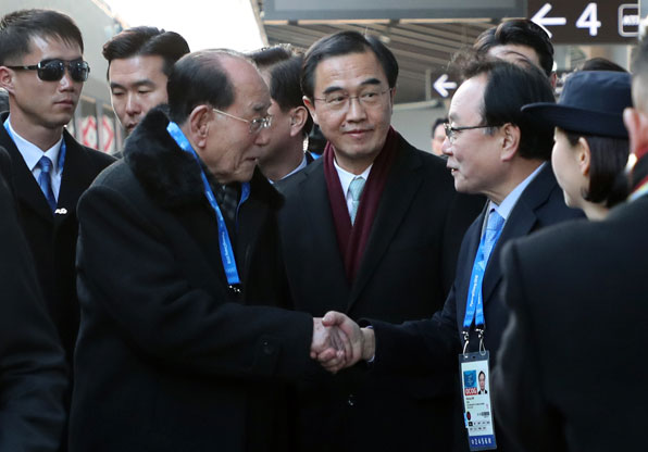 김영남 위원장이 강원도 평창 진부역에 도착, 영접 나온 인사와 악수하고 있다. 