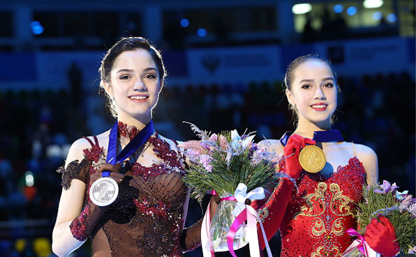 지난 1월 20일 러시아 모스크바에서 열린 유럽피겨스케이팅선수권대회 여자 싱글 시상식에서 금메달을 차지한 알리나 자기토바(오른쪽)와 은메달을 딴 예브게니아 메드베데바(러시아)가 나란히 서서 메달을 들어 보이고 있다.