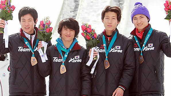 2011년 아스타나-알마티 동계아시안게임 스키점프 단체전에서 동메달을 차지한 당시 스키점프 국가대표 선수들. 왼쪽부터 김현기, 최서우, 강칠구, 최흥철.