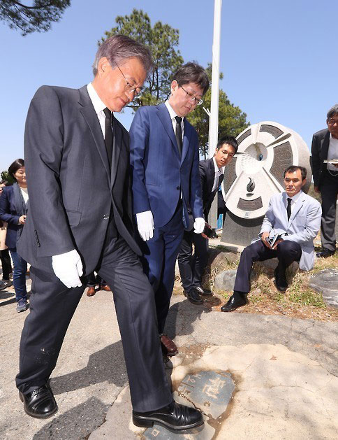 2016년 당시 더불어민주당 대표였던 문재인 현 대통령이 5.18민주묘지 구묘역 앞 ‘전두환 비석’을 밟고 있다