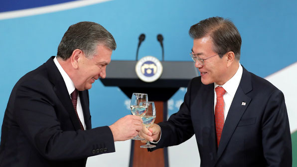 문재인 대통령이 미르지요예프 우즈베키스탄 대통령과 건배하고 있다.