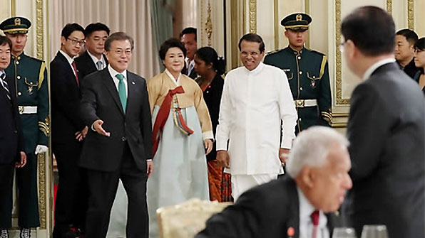 문재인 대통령이 청와대에서 열린 시리세나 스리랑카 대통령을 위한 국빈만찬에 참석하고 있다.