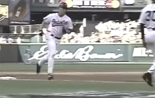 박찬호에게 홈런을 때린 뒤 베이스를 도는 칼 립켄 주니어 (출처 : 유튜브 캡처)