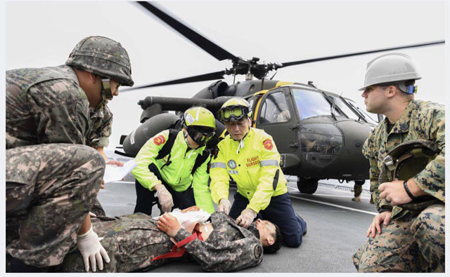 지난해 7월 전상자를 헬기로 구조한 뒤 치료하는 한미 연합군 훈련에 참가한 이국종 교수