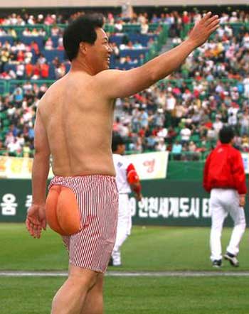 2007년 5월 인천 문학야구장에서 열린 KIA 대 SK의 경기 클리닝 타임에 이만수 당시 수석코치가 팬티 차림으로 그라운드를 돌고 있다.