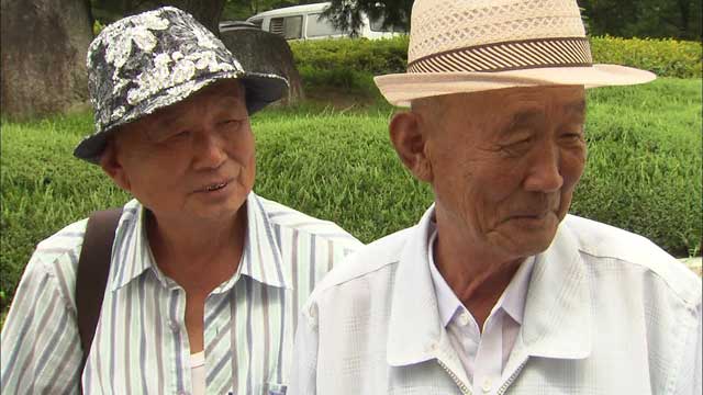 19일 오후 속초 한화리조트에 도착해 기자들 질문에 답하는 동생 김종삼(79), 형 김종태(81) 씨.