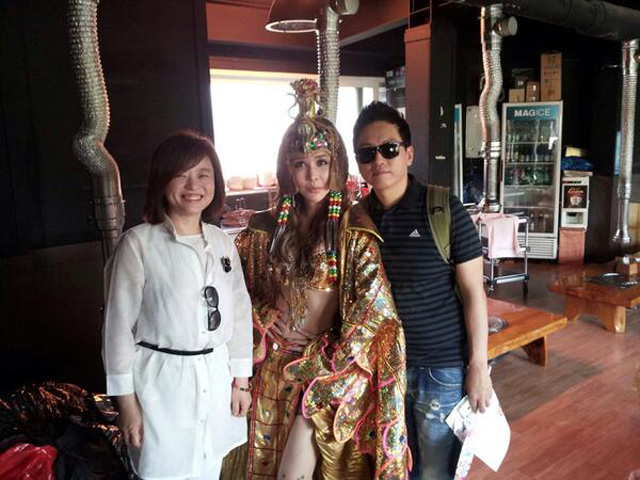 진선미 의원이 2013년 6월 퀴어문화축제에 참석해 가수 하리수 씨와 카메라 앞에서 포즈를 취하고 있다. (출처: 진선미 장관 트위터)