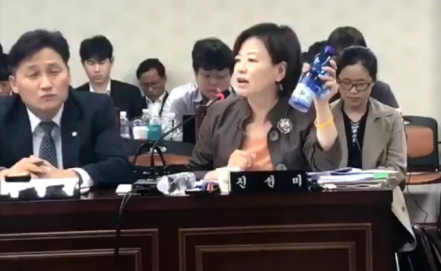 진선미 의원이 2017년 10월 국회 행정안전위원회 경찰청 국정감사에서 ‘물병 몰래카메라’를 소개하며 들어보이고 있다. (출처: 진선미 장관 트위터)