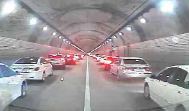 터널 속 차들이 구급차에 길을 양보하는 모습