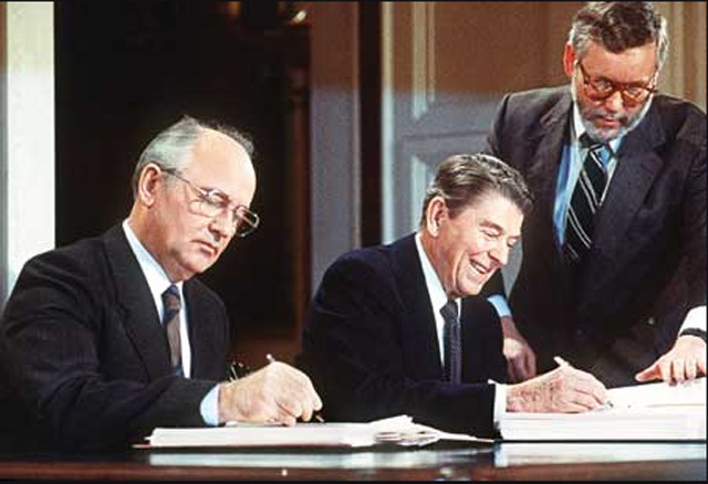 ‘중거리 핵전력 폐기조약’에 서명하는 레이건 미국 대통령과 고르바초프 소련 공산당 서기장