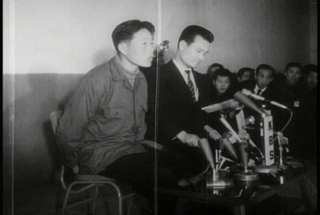 1.21 사건 직후 포승줄에 두 손이 묶인 채 기자회견을 하는 김신조 (출처 : KBS 자료 영상 캡처)