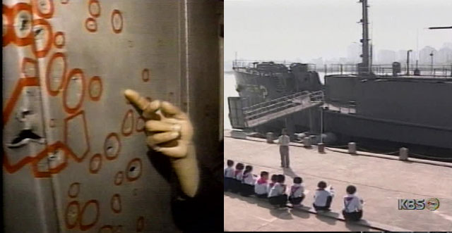 1995년 처음 공개된 푸에블로호 내부에서 당시 총격 흔적을 가리키는 북한군(왼쪽) 1999년 대동강변에 전시된 푸에블로호 앞에서 반미 교육을 받고 있는 북한 학생들(오른쪽) (출처 : KBS 뉴스 캡처)