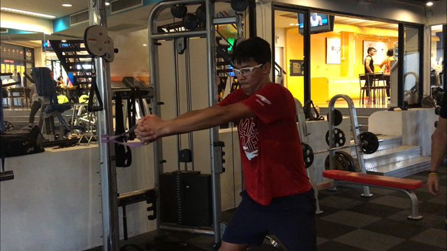 정현이 태국에서 전담 코치인 네빌 고드윈과 함께 동계 훈련에 열중하고 있다.