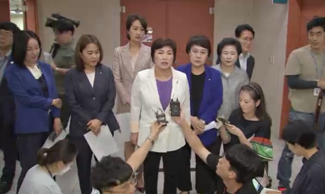 국회 여성가족위원회 소속 의원들이 2018년 8월 22일 ‘미투’ 법안 통과를 촉구하는 기자회견을 연 뒤, 기자들의 질문을 받고 있다.