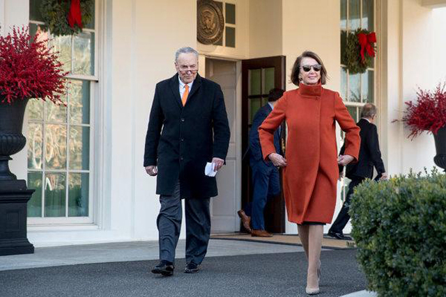 지난달 11일 트럼프 대통령과 멕시코 국경장벽 예산 문제로 설전을 벌인 펠로시가 백악관에서 걸어나오고 있다. 당시 그녀가 걸친 붉은색 막스마라 코트와 아르마니 선글라스가 화제가 됐다.